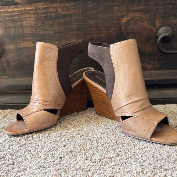 Vince Camuto Shoes - Vince Camuto Tan Leather Wedge Sandals